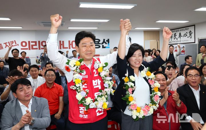 [포항=뉴시스] = 경북 포항시장 박용선 당선인과 배우자 장재필 여사. (사진=박용선 포항시장 후보 선거사무소) 2026.06.04. photo@newsis.com