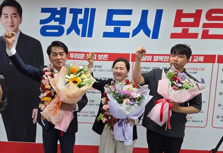 당선 축하 받는 최재형(사진 왼쪽) 보은군수 당선인과 가족 *재판매 및 DB 금지