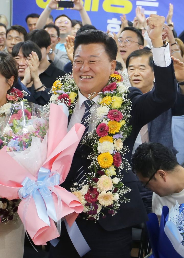 [청주=뉴시스] 서주영 기자 = 신용한 더불어민주당 충북지사 후보가 3일 청주시 흥덕구 복대동에 위치한 선거사무소에서 당선이 유력해지자 지지자들로부터 축하받고 있다. 2026.06.04. juyeong@newsis.com *재판매 및 DB 금지