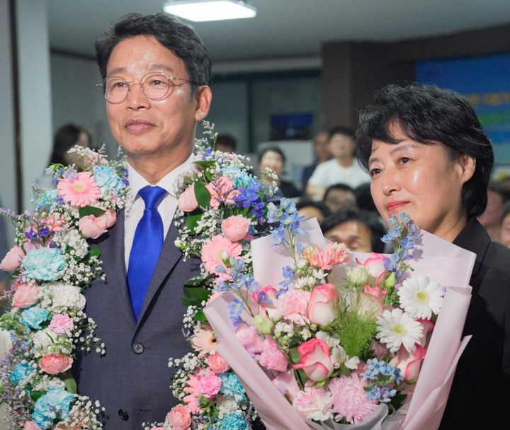 [대전=뉴시스] 더불어민주당 김찬술 대전 대덕구청장 당선인이 당선이 확정된 뒤 인사말을 하고 있다. (사진=김 당선인 제공) 2026.06.04. photo@newsis.com *재판매 및 DB 금지