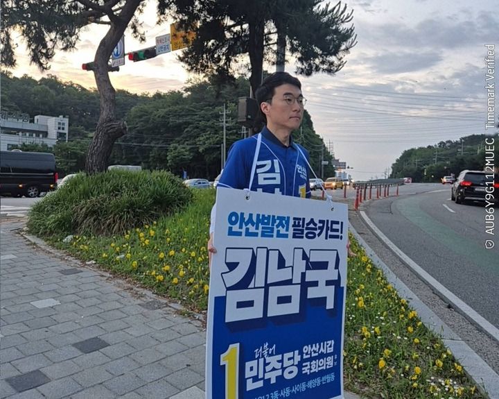 [안산=뉴시스] 김남국 안산갑 국회의원 재보궐선거 더불어민주당 후보가 출근길 유세를 하고 있다. (사진=김남국 후보 선거사무소 제공) 2026.06.04. photo@newsis.com *재판매 및 DB 금지