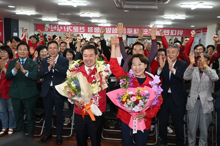[울산=뉴시스] 배병수 기자 = 국민의힘 임현철 울산 남구청장 후보가 4일 자신의 선거사무소에서 당선이 확정되자 아내와 함께 꽃목걸이를 걸고 기뻐하고 있다. 2026.06.04. bbs@newsis.com *재판매 및 DB 금지