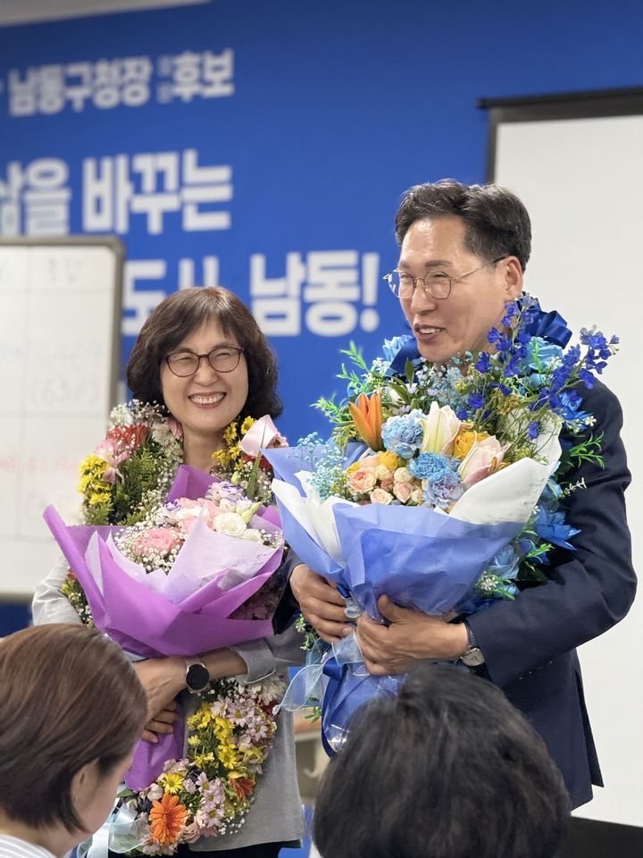 [인천=뉴시스] 이병래 인천 남동구청장 당선인이 4일 선거 당선이 확정되자 아내와 기쁨을 나누고 있다. (사진=이병래캠프 제공) 2026.06.04. photo@newsis.com *재판매 및 DB 금지