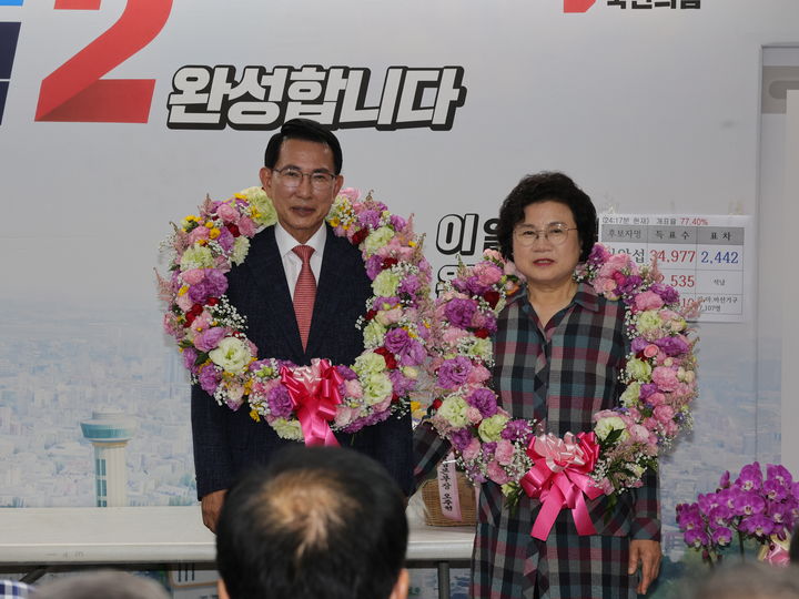 [서산=뉴시스] 이완섭 충남 서산시장 당선인이 4일 자신의 선거사무실에서 아내와 함께 꽃다발을 목에 걸고 당선 기념 사진을 찍고 있다. (사진=이완섭 캠프 제공) 2026.06.04. photo@newsis.com *재판매 및 DB 금지