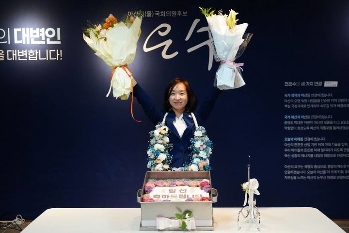 [아산=뉴시스] 최영민 기자=전은수 더불어민주당 아산시을 국회의원 보궐선거 당선인이 4일 새벽 당선이 확실시 된 후 기념촬영을 하고 있다. 2026.06.04 ymchoi@newsis.com *재판매 및 DB 금지