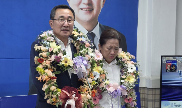 [통영=뉴시스] 신정철 기자= 6·3전국동시지방선거 경남 통영시장 선거에서 더불어민주당 강석주 후보(61)가 39표 차이로 현 통영시장을 누르고 당선됐다. 강 당선인이 부인과 함께 당선 소감을 밝히고 있다.(사진=강석부후보선대본 제공). 2026.06.04. photo@newsis.com *재판매 및 DB 금지