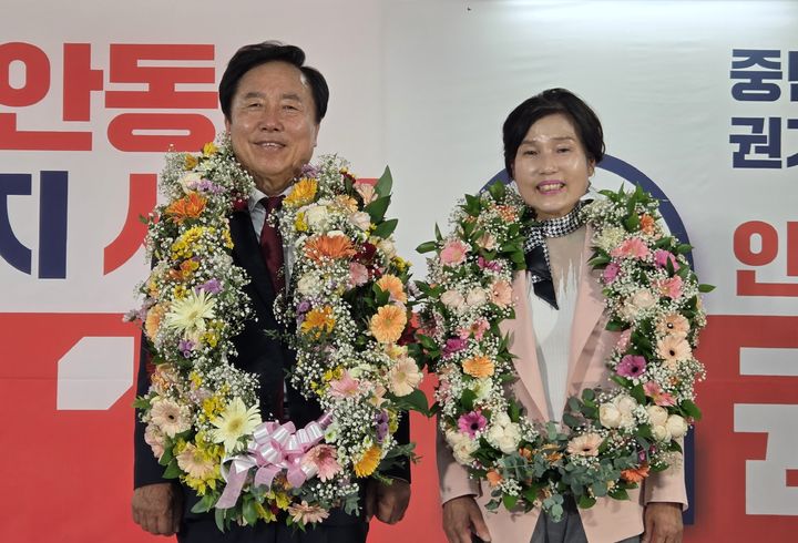 [안동=뉴시스] 4일 제9회 전국동시지방선거에서 당선한 권기창 안동시장 당선인이 부인과 함께 꽃다발을 목에 걸고 당선의 기쁨을 나누고 있다. (사진=권기창 캠프 제공) 2026.06.04. photo@newsis.com *재판매 및 DB 금지