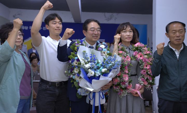 환호하는 황규철 옥천군수 당선인 *재판매 및 DB 금지