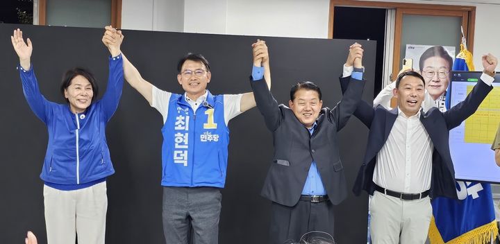 [남양주=뉴시스] 최현덕 경기 남양주시장 당선인이 4일 당선 확정 후 지역구 국회의원들, 지지자들과 기쁨을 나누고 있다. (사진=최현덕 후보 선거사무소 제공) 2026.06.04. photo@newsis.com *재판매 및 DB 금지