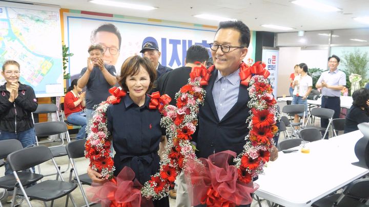 [인천=뉴시스] 4일 이재호 연수구청장 당선인이 3선 도전에 성공한 후 배우자와 기념사진을 촬영하고 있다. (사진=이재호캠프 제공) 2026.06.04. photo@newsis.com *재판매 및 DB 금지