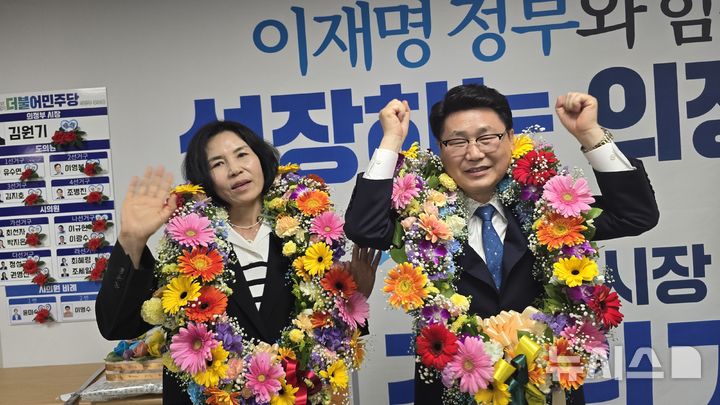 [의정부=뉴시스]제9회 전국동시지방선거에서 경기 의정부시장 당선을 확정한 더불어민주당 김원기 당선인(오른쪽).(사진=김원기 당선인 캠프 제공) 2026.06.04 photo@newsis.com 