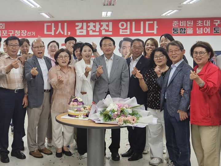 [인천=뉴시스] 김찬진 제물포구청장 당선인이 4일 당선을 확정짓고 캠프 관계자, 지지자들과 기념사진을 촬영하고 있다. (사진=김찬진캠프 제공) 2026.06.04. photo@newsis.com *재판매 및 DB 금지