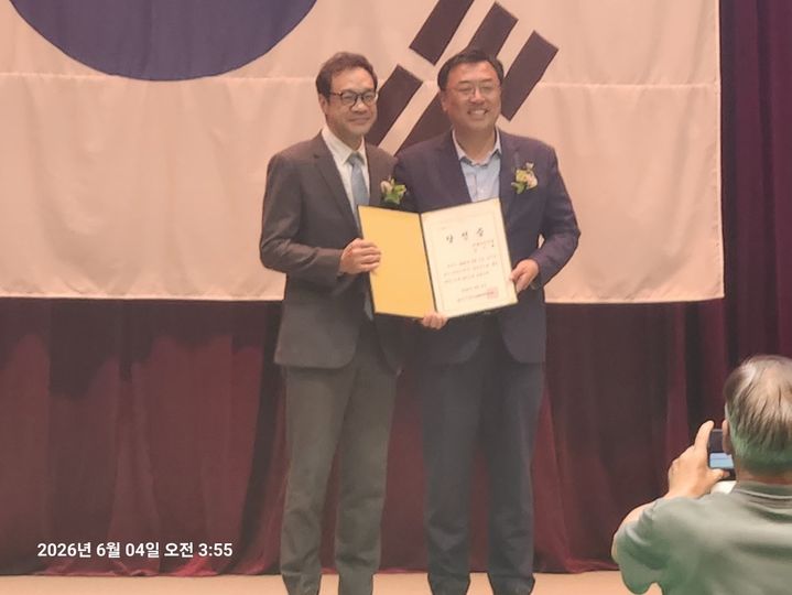 [당진=뉴시스] 김기재(오른쪽) 당진시장 당선인이 4일 고대실내체육관에서 당선증을 받으며 기념 사진을 찍고 있다. (사진=김기재 캠프 제공) 2026.06.04. photo@newsis.com *재판매 및 DB 금지