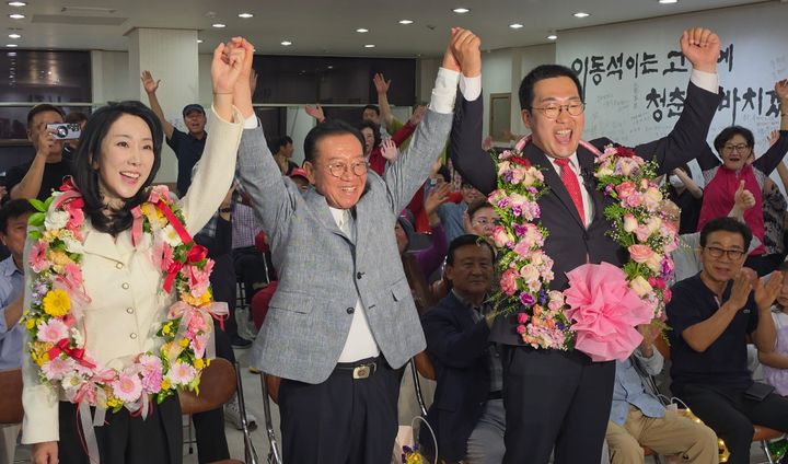 대역전극을 펼친 이동석 충주시장 당선인이 이종배 의원과 함께 환호하고 있다.(사진=이 당선인 제공) *재판매 및 DB 금지