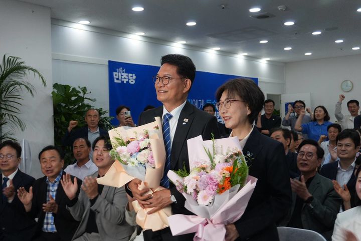 [인천=뉴시스] 송영길 더불어민주당 국회의원 연수갑 보궐선거 당선인이 4일 자신의 선거사무소에서 지지자들로부터 축하를 받고 있다. (사진=송영길캠프 제공) 2026.06.04. photo@newsis.com *재판매 및 DB 금지