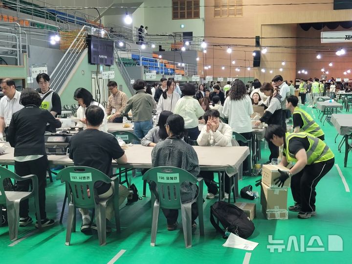 [통영=뉴시스] 신정철 기자= 경남 통영시장 선거가 과열·혼탁·금품제공 등으로 물의를 빚은데 이어 개표장에서도 무효표 처리 부적정으로 4일 오전 5시 30분부터 재검표에 들어갔다.2026.06.04. sin@newsis.com