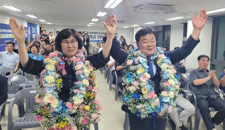 [천안=뉴시스] 최영민 기자=이병도 충남교육감 당선인이 배우자와 함께 당선의 기쁨을 나누고 있다. 2026.06.04 ymchoi@newsis.com *재판매 및 DB 금지