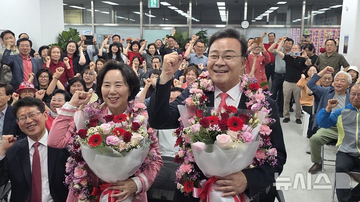 [의왕=뉴시스] 김성제 당선인이 배우자와 함께 지지자들에게 인사하며 감격의 순간을 누리고 있다. (사진=선거사무소 제공).2026.06.04. photo@newsis.com