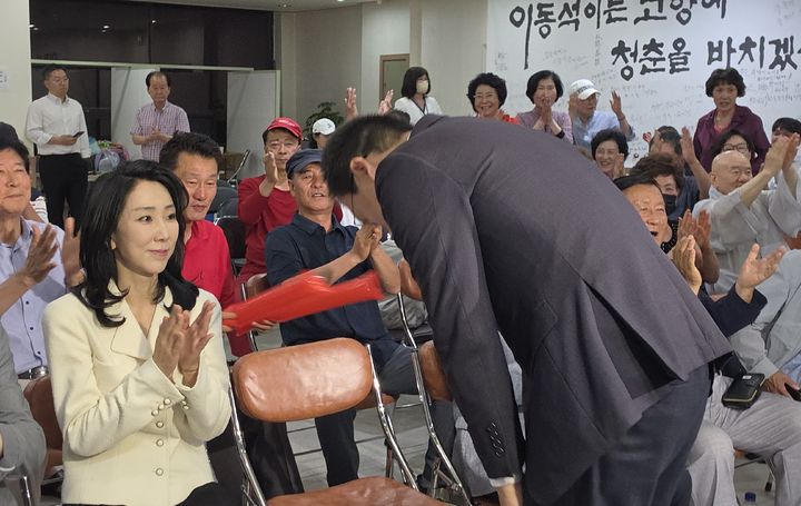 [충주=뉴시스] 지지자들에게 인사하는 이동석 당선인. (사진=뉴시스 DB). photo@newsis.com *재판매 및 DB 금지