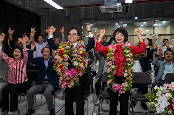 [공주=뉴시스] 송승화 기자 = 4일 공주시 신관동 선거 캠프에서 당선이 확정된 후 기뻐하는 국민의힘 윤용근 공주·부여·청양 보궐선거 당선인. (사진=윤용근 당선인 캠프). 2026.06.04. photo@newsis.com. *재판매 및 DB 금지
