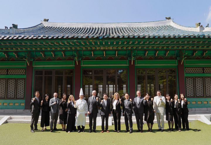 서울신라호텔 영빈관에서 윤준식 서울신라호텔 총주방장(왼쪽에서 여섯 번째), 크리스 워커 LHW CCO(왼쪽에서 일곱 번째), 성윤기 서울신라호텔 총지배인(왼쪽에서 여덟 번째), 셰넌 냅 LHW CEO(왼쪽에서 아홉 번째) 등 주요 인사가 기념사진을 촬영하고 있다. (사진=호텔신라 제공) *재판매 및 DB 금지