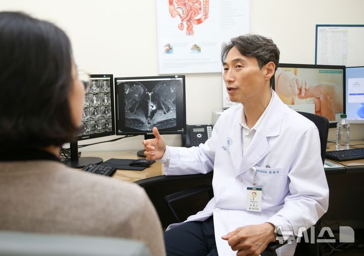 [서울=뉴시스] 윤용식 서울아산병원 대장항문외과 교수가 크론병 치루 환자를 진료하고 있다. (사진= 서울아산병원 제공)