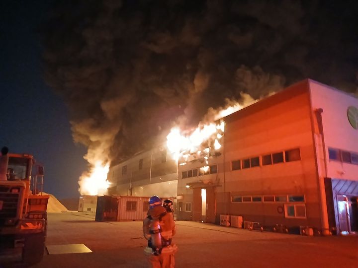 [군산=뉴시스] 4일 오전 2시41분께 전북 군산시 오식도동의 폐목재 가공 공장에서 불이 났다. (사진=전북도소방본부 제공) 2026.06.04. photo@newsis.com *재판매 및 DB 금지