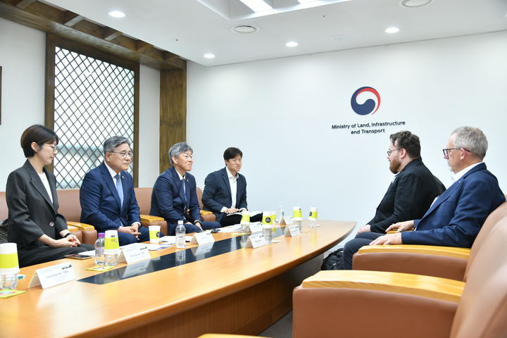 [서울=뉴시스] 지난 2일 국토발전전시관에 서 세계유산영향평가(HIA) 대비 기술 자문 관련 면담하는 정부 관계자들과 국제전문가들(사진=국가유산청 제공) 2026.06.04. photo@newsis.com *재판매 및 DB 금지