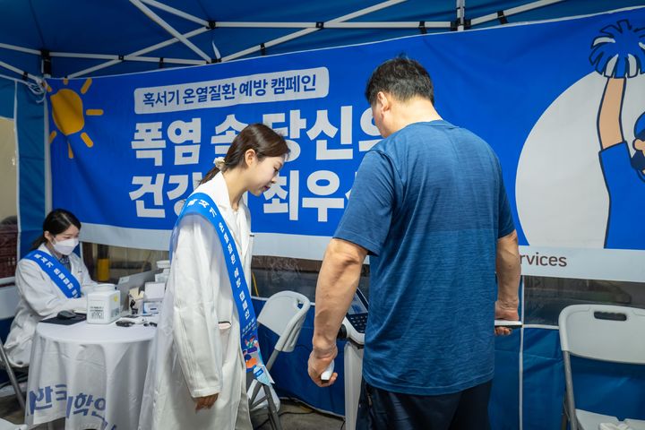 [서울=뉴시스] KMI 의료진이 일산1캠프에 입차한 위탁배송기사의 혈압을 측정하고 있다. (사진=쿠팡 제공) 2026.06.04. photo@newsis.com *재판매 및 DB 금지
