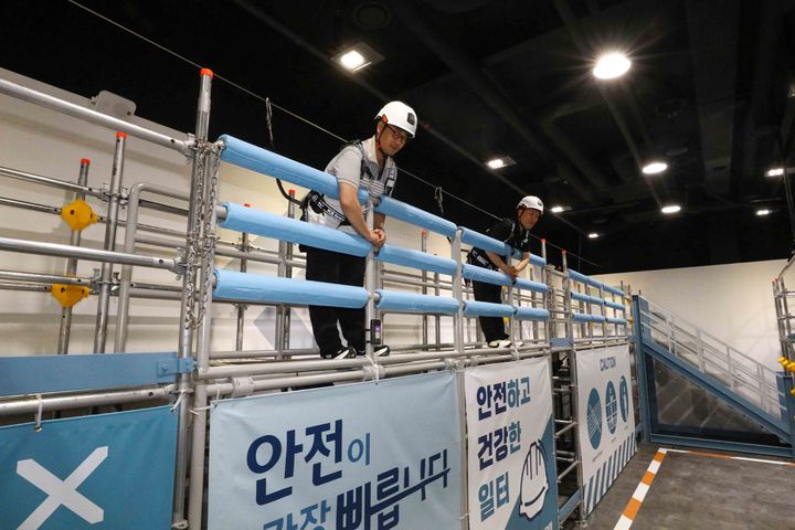 [서울=뉴시스] 제주항공 운송·정비·객실 관리감독자들이 지난 2일 안전보건공단 인천 안전체험관에서 진행된 '2026년 위험성평가 1차 워크숍'에서 안전대와 안전벨트 착용을 체험하고 있다.(사진=제주항공 제공) *재판매 및 DB 금지