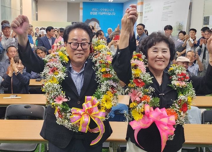 [인제=뉴시스] 더불어민주당 최상기 인제군수(사진 왼쪽) 후보는 지난 3일 치러진 제9회 전국동시지방선거에서 당선돼 인제군 최초의 3선 군수가 됐다. 최상기 후보측 제공. *재판매 및 DB 금지