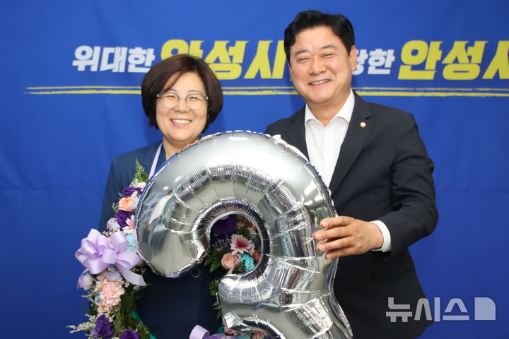[안성=뉴시스] 3선 안성시장으로 당선된 김보라 시장(사진 왼쪽) (사진=김보라 당선인 선거 사무실 제공) 2026.06.04.photo@newsis.com 