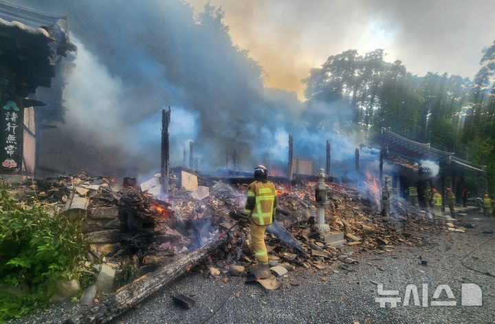 [경주=뉴시스] 경주시 서면 천촌리 암자 화재 현장. (사진=경주시 제공) 2026.6.4. photo@newsis.com 