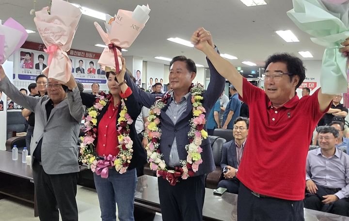 [홍천=뉴시스] 4일 지난 3일 치러진 6·3지방선거에서 국민의힘 신영재 홍천군수 (사진 오른쪽에서 두 번째)후보가 재선에 성공하며, “군민과 함께 살고 싶은 홍천 만들겠다”고 당선 소감을 밝혔다. 신영재 후보측 제공. *재판매 및 DB 금지