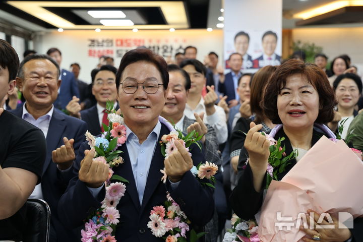 [창원=뉴시스]국민의힘 박완수 경남도지사 후보가 4일 오전 선거사무소에서 당선이 확정된 뒤 축하 꽃다발을 목에 걸고 지지자들에게 인사하고 있다.(사진=박완수 후보 선거캠프 제공)2026.06.0.4. photo@newsis.com