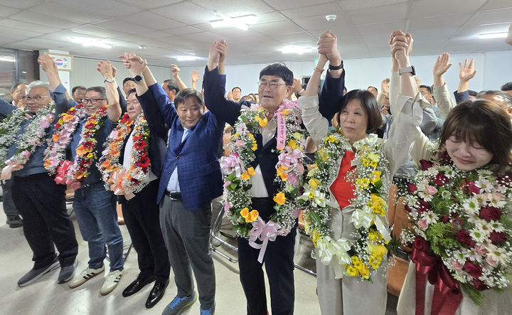 6·3 지방선거 삼척시장 선거에서 승리한 국민의힘 박상수 당선인이 4일 새벽 지지자들과 함께 당선을 축하하고 있다.(사진=박상수 후보선거사무소 제공) *재판매 및 DB 금지