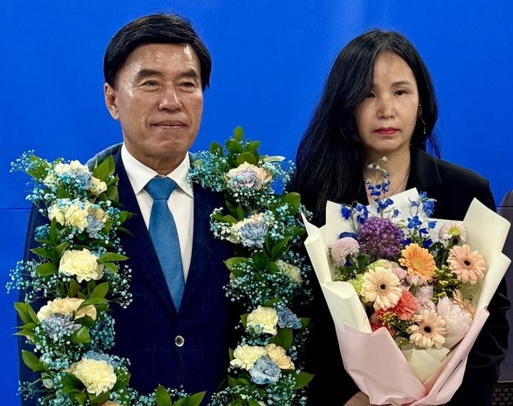 [대전=뉴시스] 조명휘 기자 = 더불어민주당 황인호 대전 동구청장 당선인이 당선이 확정된 뒤 화환을 걸고 기뻐하고 있다. (사진=황 당선인 제공) 2026.06.04. photo@newsis.com *재판매 및 DB 금지