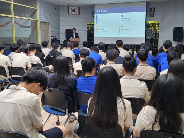 [창녕=뉴시스] 밀양지청 고석균 검사가 진로 특강을 진행하고 있다. (사진= 창녕군 제공) 2026.06.04. photo@newsis.com *재판매 및 DB 금지