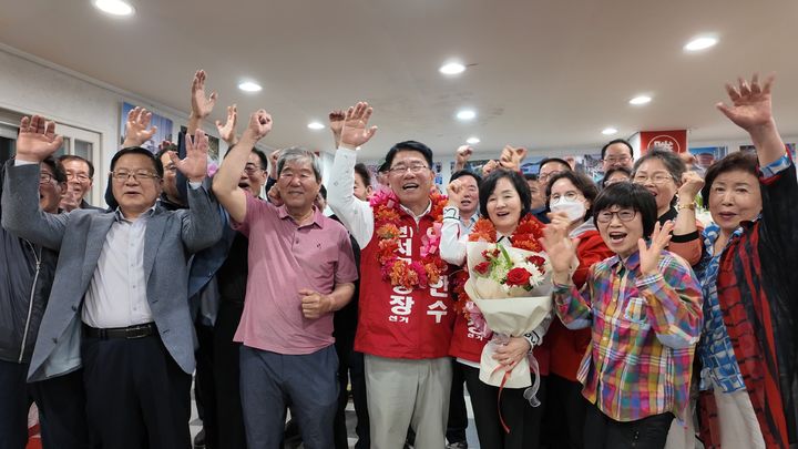 [부산=뉴시스] 4일 공한수 국민의힘 부산 서구청장 후보가 부산 서구 자신의 선거사무소에서 당선이 확정되자 지지자들의 축하를 받고 있다. (사진=공한수 캠프 제공) 2026.06.04. photo@newsis.com *재판매 및 DB 금지