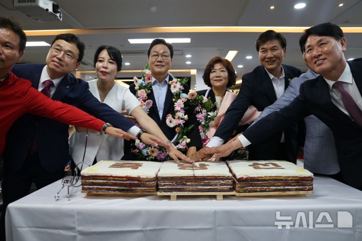 [창원=뉴시스]박완수 경남도지사 당선인이 4일 오전 창원 선거사무소에서 아내, 주요 인사 등과 당선 축하 떡을 자르고 있다.(사진=박완수 선거캠프 제공) 2026.06.04. photo@newsis.com