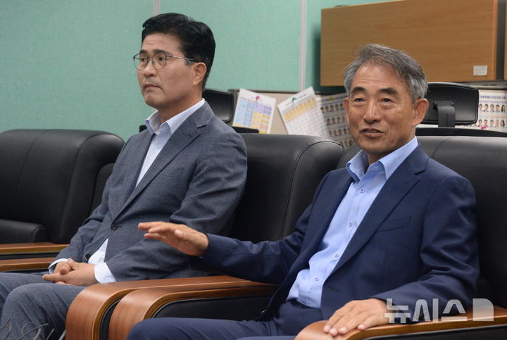 [전주=뉴시스] 김얼 기자 = 윤준병(오른쪽) 더불어민주당 전북특별자치도당 위원장과 이원택 더불어민주당 전북특별자치도지사 당선인이 4일 전북 전주시 전북특별자치도의회 기자실에서 간담회를 갖고 질의에 답변하고 있다. 2026.06.04. pmkeul@newsis.com