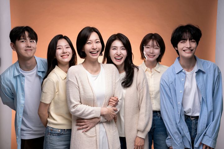 연극 '세상 참 예쁜 오드리'에 출연하는 배우 배우 원성준(왼쪽부터), 김민아, 정애연, 김경란, 한지우, 도은우. (사진=에이엔컴퍼니 제공) *재판매 및 DB 금지
