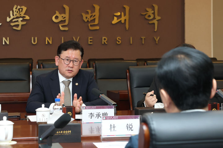 [세종=뉴시스]이승돈 농촌진흥청장이 3일 중국 연변대학교와 업무협약(MOU)을 체결하고 두루이 연변대학교 당서기와 대화를 나누고 있다. (사진=농촌진흥청 제공) *재판매 및 DB 금지