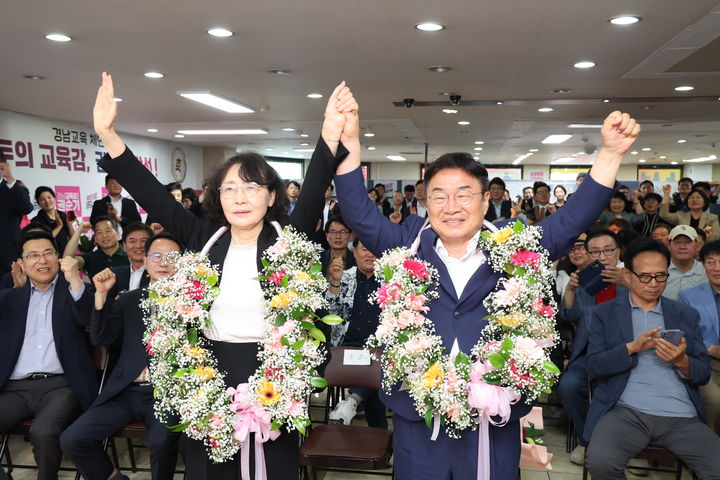 [창원=뉴시스]왼쪽부터 권 당선인의 아내인 김윤희 여사와 권순기 경남교육감 당선인.(사진=권순기 당선인 캠프 제공) 2026.06.04.photo@newsis.com *재판매 및 DB 금지