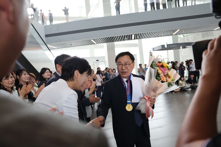 [서울=뉴시스] 4일 서울시교육감 선거에서 승리한 정근식 교육감은 이날 오전 10시22분께 서울시교육청에 출근했다. 지난 4월 2일 예비후보 등록으로 업무가 정지된 지 63일 만의 복귀다. (사진=서울시교육청 제공) 2026.06.04. photo@newsis.com *재판매 및 DB 금지