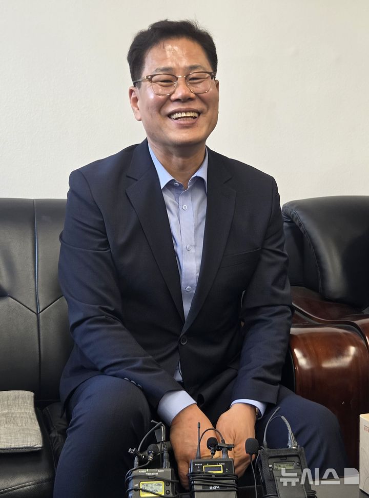 [전주=뉴시스]윤난슬 기자 = 조지훈 전주시장 당선인은 4일 "전주시민들이 보여준 전주 발전에 대한 절실함을 무겁게 받아들이고 그 기대에 부응할 수 있도록 더 열심히 뛰겠다"고 밝혔다. 2026.06.04. yns4656@newsis.com 