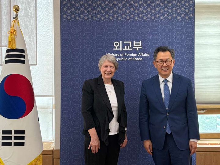 [서울=뉴시스]4일 장욱진 글로벌다자외교조정관이 방한 중인 헬렌 클라크 세계백신면역연합(Gavi·가비) 이사회 의장을 면담하고 있다. *재판매 및 DB 금지