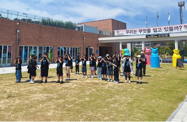 [울산=뉴시스] 울산지역 초등학생들이 5월 19일 울산기후위기대응교육센터에서 간절곶생태체험의 하나로 새 관찰을 하고있다. (사진=울산시교육청 제공) photo@newsis.com *재판매 및 DB 금지