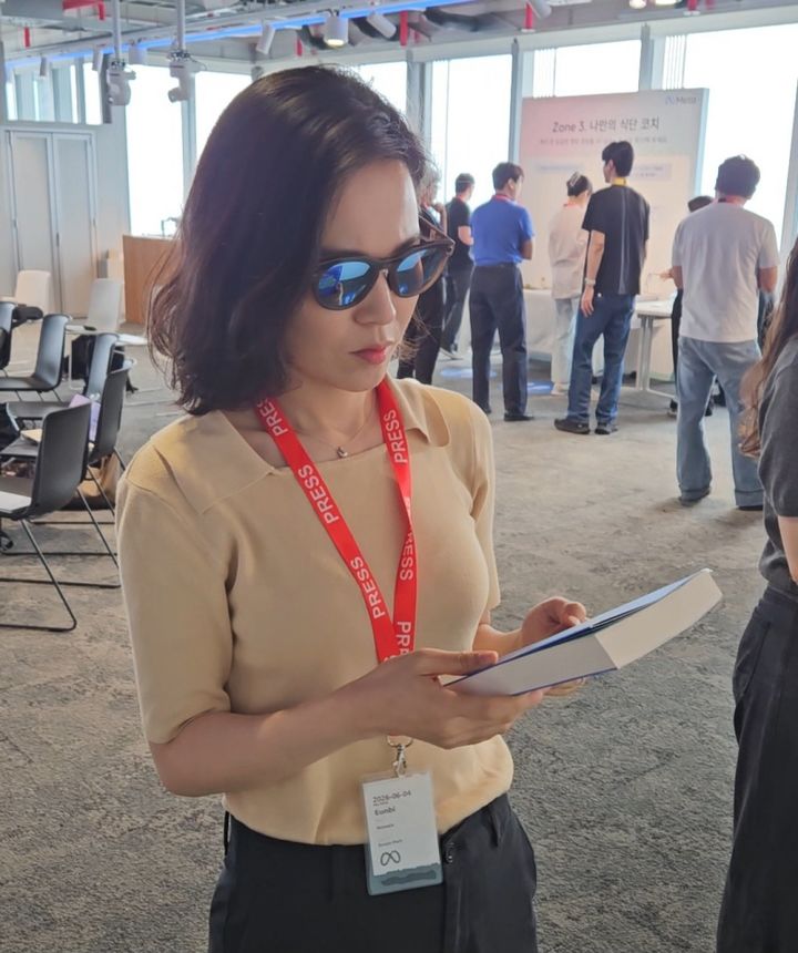 [서울=뉴시스] 박은비 기자 = 메타가 지난달 25일 국내에 출시한 레이벤 메타 AI 글래스를 직접 착용해봤다. '헤이 메타' 호출어 한마디면 내가 보는 시야에서 궁금한 내용을 음성으로 실시간 안내해준다. 사진은 손에 든 책이 어떤 내용인지 물어보는 모습. 2026.06.04. silverline@newsis.com *재판매 및 DB 금지