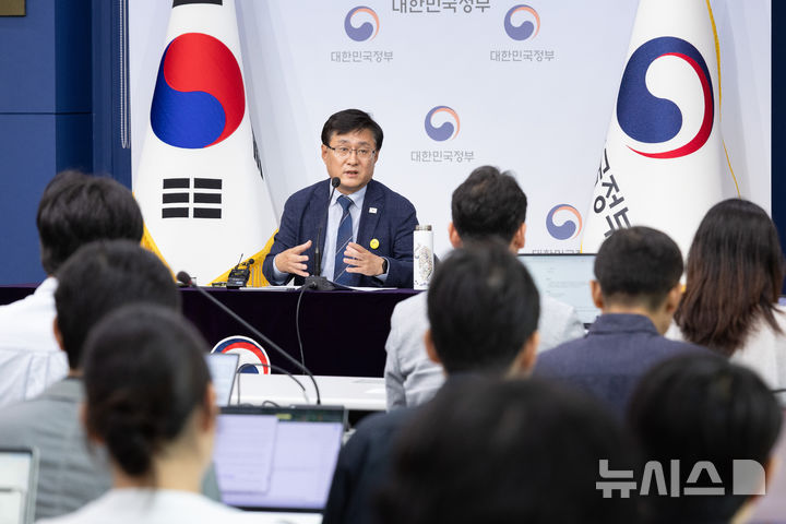 [세종=뉴시스]김성환 기후에너지환경부 장관은 4일 국민주권정부 출범 1주년을 맞아 정부서울청사에서 기자 간담회를 열고 지난 1년간의 기후·에너지·환경 분야 주요 성과와 향후 정책방향을 공유했다.(사진=기후부 제공)